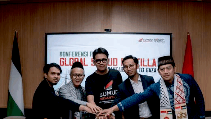 Rifa Berliana Arifin, Indonesia's country director for the Sumud Nusantara initiative (centre)