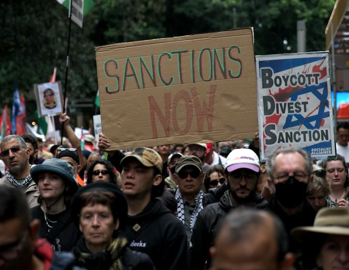 Sydney Pal march GL 680wide Part of the huge march on Gadigal Country/Sydney, on Saturday calling for sanctions against Israel over its genocide in Gaza