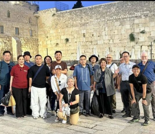 A photo of the Philippine media assembled by and flown to Israel