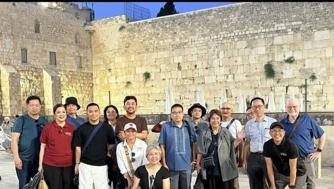 A photo of the Philippine media assembled by and flown to Israel