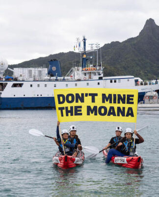 Cook Island activists peacefully confront the Nautilus