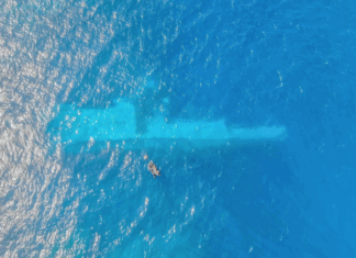 RNZN divers surveying the area around HMNZS Manawanui