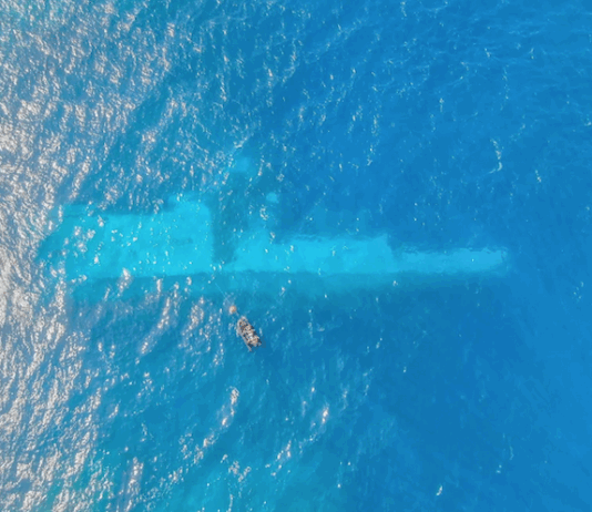 RNZN divers surveying the area around HMNZS Manawanui