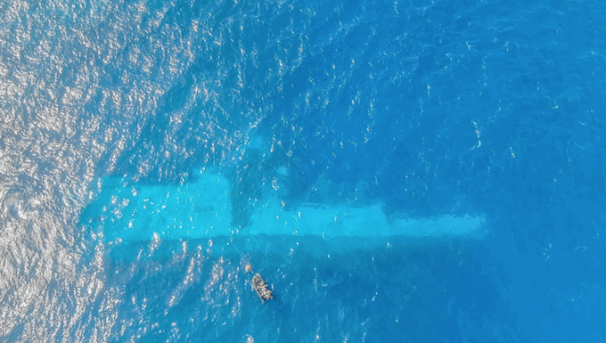 RNZN divers surveying the area around HMNZS Manawanui