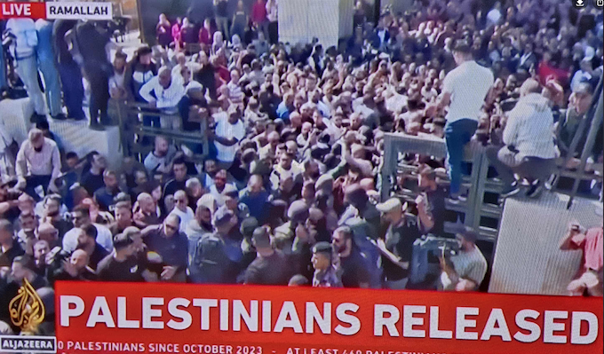 Palestinians welcome the release of prisoners