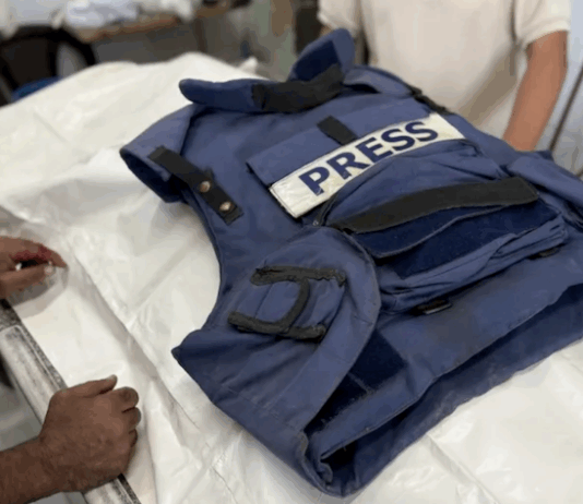 Relatives mourn over the body of Palestinian journalist Ahmad Abu Mutayr