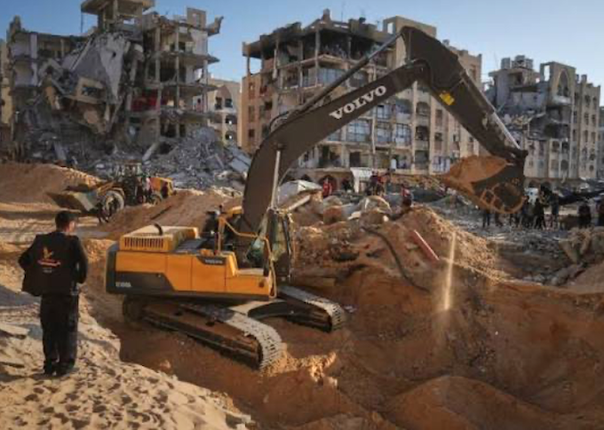 Gaza searching for bodies Quds 680wide Despite limited Egyptian equipment entering the Gaza Strip to help with recovery efforts, Israel continues to block the entry of heavy machinery
