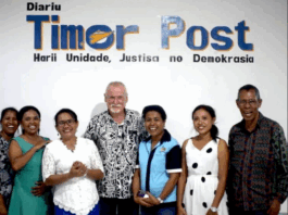 Australian mentor Bob Howarth with journalists in Timor-Leste