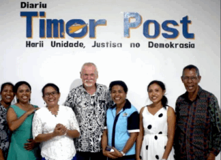 Australian mentor Bob Howarth with journalists in Timor-Leste