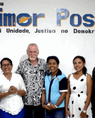 Australian mentor Bob Howarth with journalists in Timor-Leste