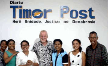 Tribute to Bob Howarth: He touched the Pacific in ways words can barely capture Australian mentor Bob Howarth with journalists in Timor-Leste