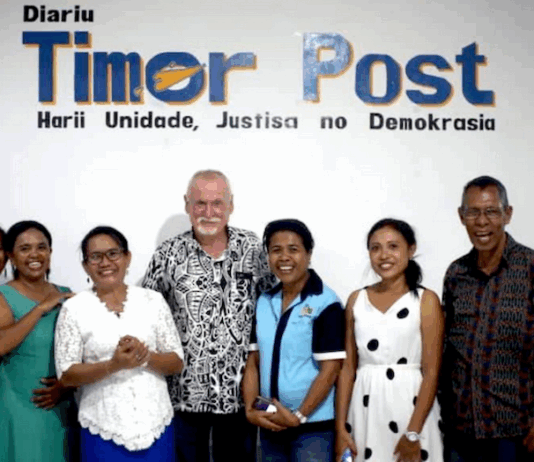 Tribute to Bob Howarth: He touched the Pacific in ways words can barely capture Australian mentor Bob Howarth with journalists in Timor-Leste