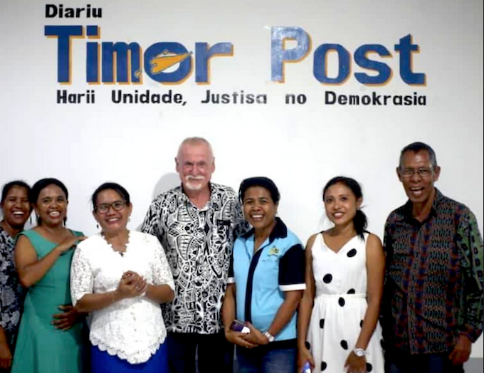 Timor Post Bob APR 680wide Australian mentor Bob Howarth with journalists in Timor-Leste