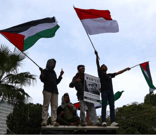Indonesians demonstrate in front of the US Embassy in Jakarta to show solidarity with Palestinians on the second anniversary of the war on Gaza on 7 October 2025