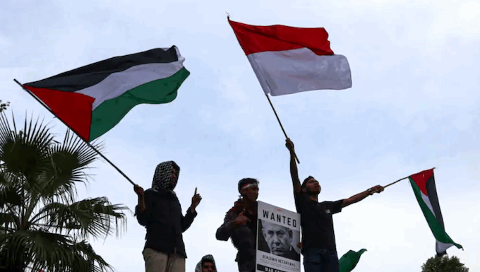 Indonesians demonstrate in front of the US Embassy in Jakarta to show solidarity with Palestinians on the second anniversary of the war on Gaza on 7 October 2025