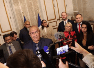 New Caledonia's territorial President Alcide Ponga signs the Elysée-Oudinot agreement