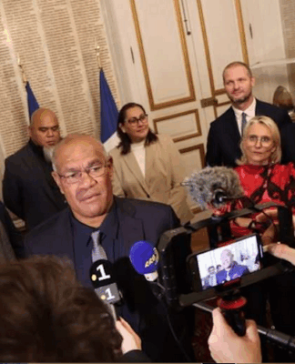 New Caledonia's territorial President Alcide Ponga signs the Elysée-Oudinot agreement