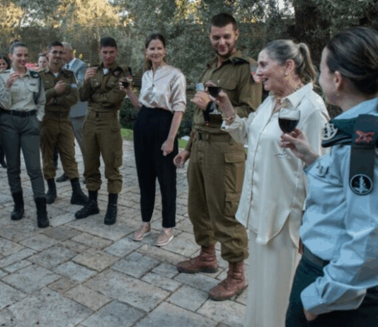 United Israel Appeal – Australian charity channels tax free donations direct to IDF soldiers Toasting the Jewish New Year with IDF lone soldiers