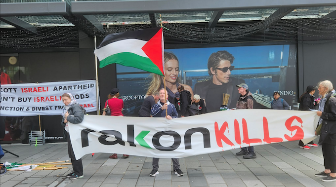 A Rakon banner at the pro-Palestine protest