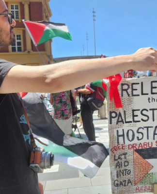 Protesters demand freedom for 9000+ Palestinian ‘political prisoners’ held hostage by Israel A "release the Palestinian hostages" placard at today's Red Ribbon Campaign protest