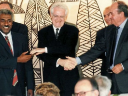 Then French prime minister Lionel Jospin (centre) shakes hands