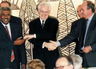 Tributes pour in for Lionel Jospin, ‘father’ of the Nouméa Accord Then French prime minister Lionel Jospin (centre) shakes hands