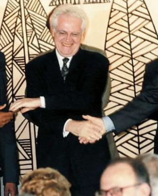 Then French prime minister Lionel Jospin (centre) shakes hands