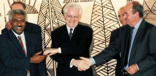 Then French prime minister Lionel Jospin (centre) shakes hands
