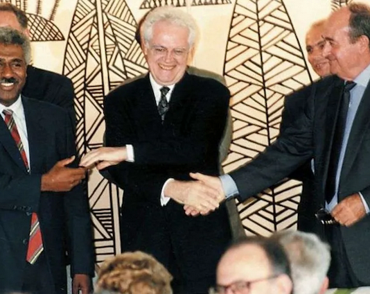 Then French prime minister Lionel Jospin (centre) shakes hands