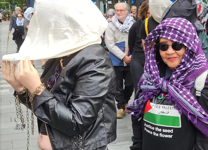 Hooded "Palestinian political prisoners held hostage"