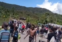 Video footage obtained by human rights researchers shows a crowd of angry Papuans throwing stones towards police infrastructure in Kobakma