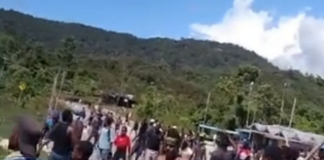 Video footage obtained by human rights researchers shows a crowd of angry Papuans throwing stones towards police infrastructure in Kobakma