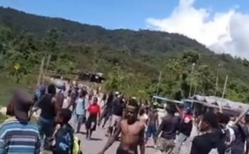 Video footage obtained by human rights researchers shows a crowd of angry Papuans throwing stones towards police infrastructure in Kobakma