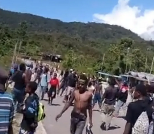 Video footage obtained by human rights researchers shows a crowd of angry Papuans throwing stones towards police infrastructure in Kobakma