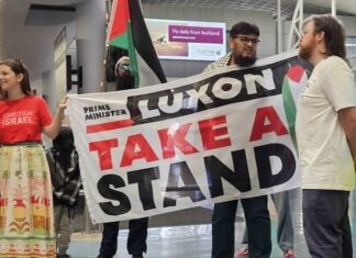 New Zealand Gaza flotilla supporters welcome home two Kiwi activists from brutal Israeli detention at the weekend