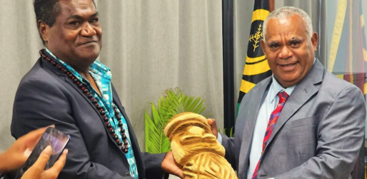 Vanuatu Prime Minister Jotham Napat (right) and FLNKS president Christian Téin during a meeting in Port Vila
