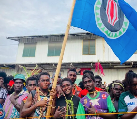 People queue to vote in Bougainville’s independence referendum