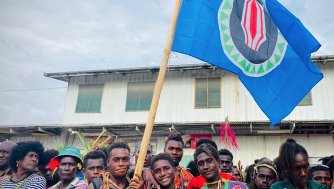 People queue to vote in Bougainville’s independence referendum