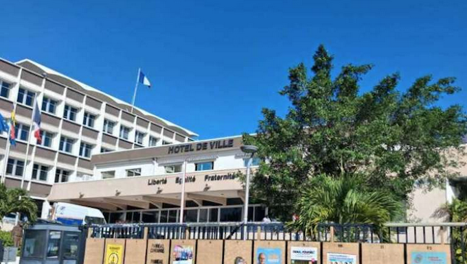 Campaigning in full swing as New Caledonia heads toward crucial provincial elections Political party posters on display at the Nouméa Town Hall