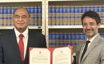 Tonga's Permanent Representative to the UN Viliami Va'inga Tōnē (left)
