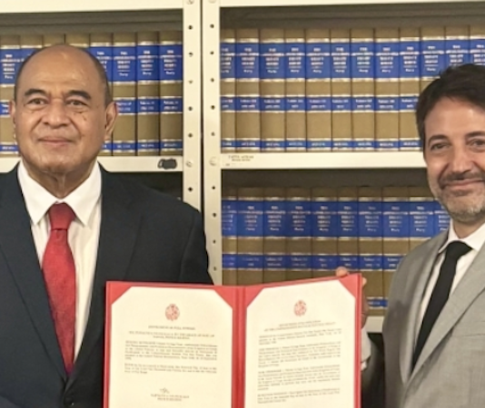 Tonga's Permanent Representative to the UN Viliami Va'inga Tōnē (left)