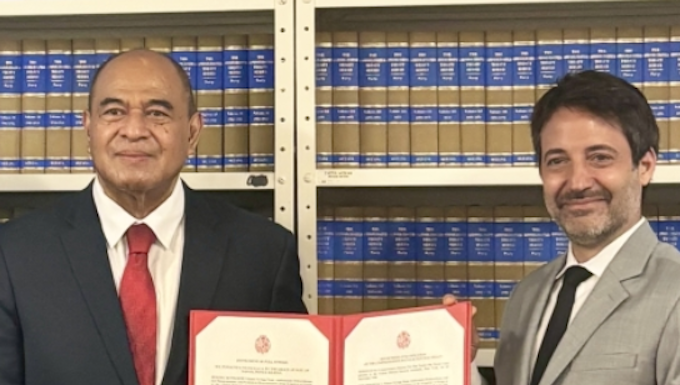 Tonga's Permanent Representative to the UN Viliami Va'inga Tōnē (left)