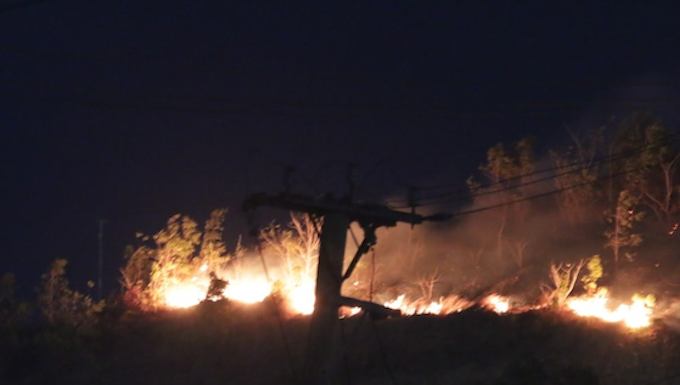 A bushfire comes close to a residential area in Hohola, Port Moresby