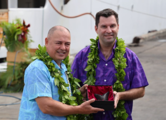 Cook Islands caretaker Prime Minister Mark Brown and US Ambassador Jared Novelly exchange gifts