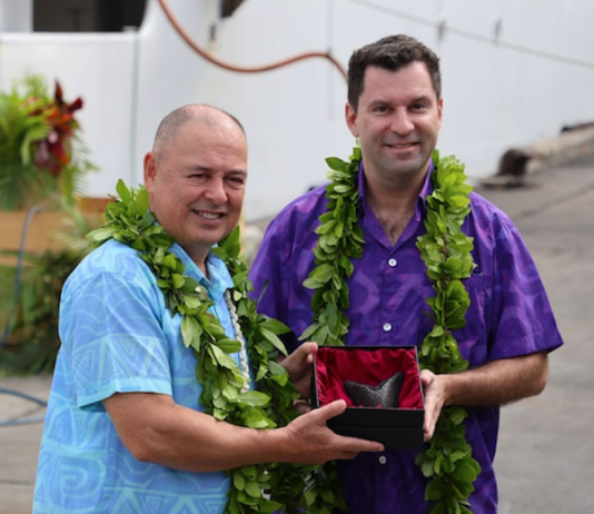 Cook Islands caretaker Prime Minister Mark Brown and US Ambassador Jared Novelly exchange gifts