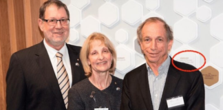 Australian Antiosemitismn Commission Jillian Segal (centre) with husband John Roth (right)