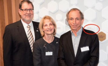 Australian Antiosemitismn Commission Jillian Segal (centre) with husband John Roth (right)