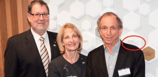 Australian Antiosemitismn Commission Jillian Segal (centre) with husband John Roth (right)