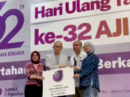 Producer Victor Mambor of the documentary Pesta Babi (Pig Feast): Colonialism in Our Time accepts the award on behalf of the production team