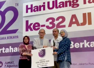 Producer Victor Mambor of the documentary Pesta Babi (Pig Feast): Colonialism in Our Time accepts the award on behalf of the production team